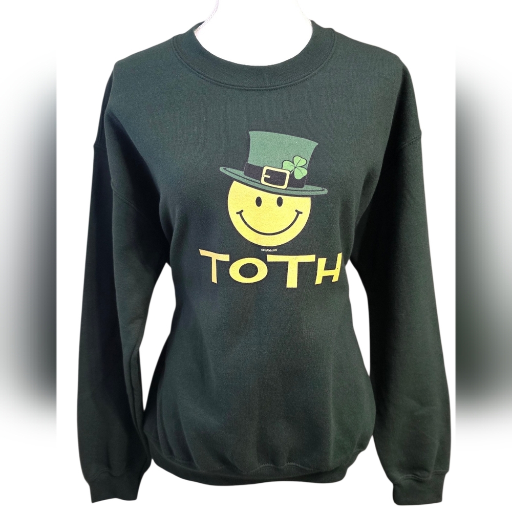 Gildan Green Sweatshirt with Smiley Face and Hat Graphic